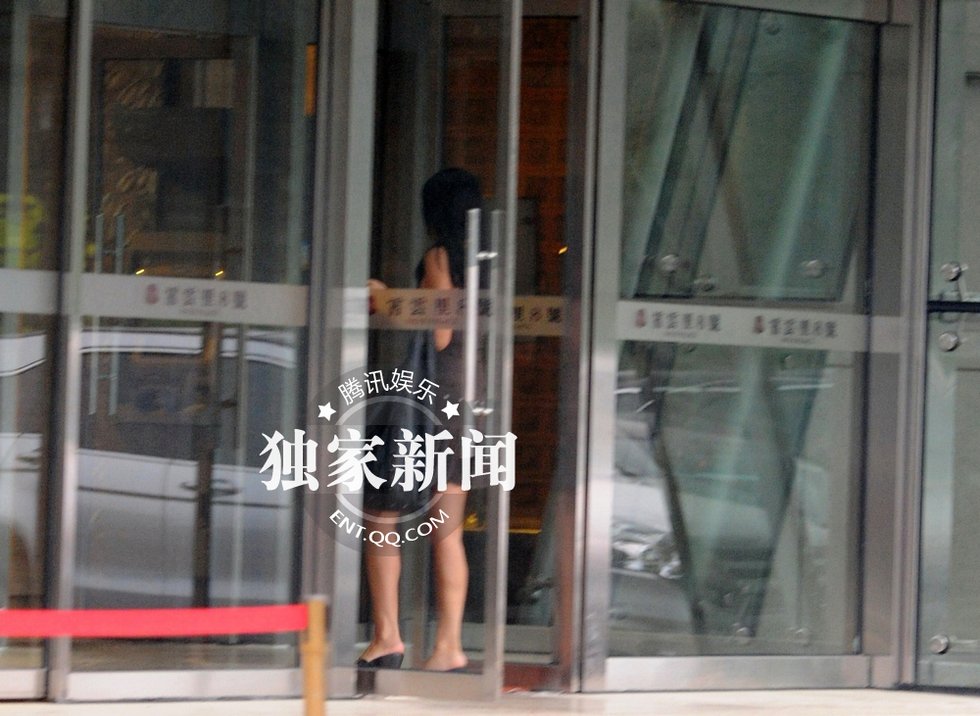 張咪顯豪放本色 駕豪車(chē)深V爆乳街邊會(huì)友