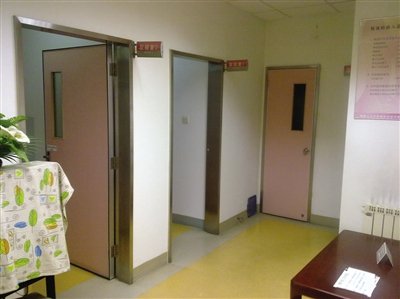取精室內(nèi)，有一個粉色沙發(fā)，墻壁四周掛著女體畫