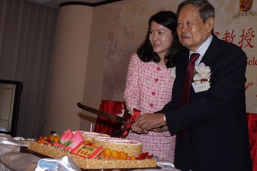 楊振寧過(guò)90大壽 妻子翁帆與其秀甜蜜