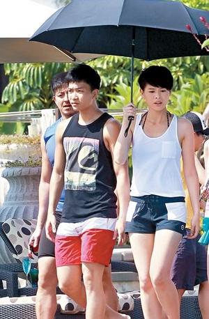 胡杏兒與周志文同撐一把傘遮陽(yáng) 胡杏兒與周志文同撐一把傘遮陽(yáng)