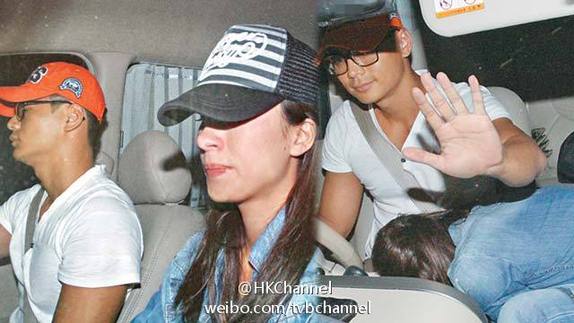 楊怡羅仲謙車(chē)震40分鐘被拍 見(jiàn)記者不敢抬頭