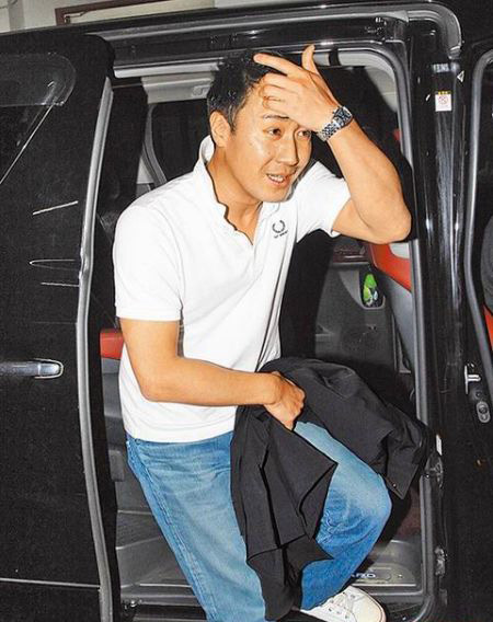 黎明日前被媒體追問(wèn)婚變一事，表情尷尬