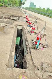 青島膠南暴雨留下一地泥巴垃圾 百余汽車車牌待認領(lǐng)
