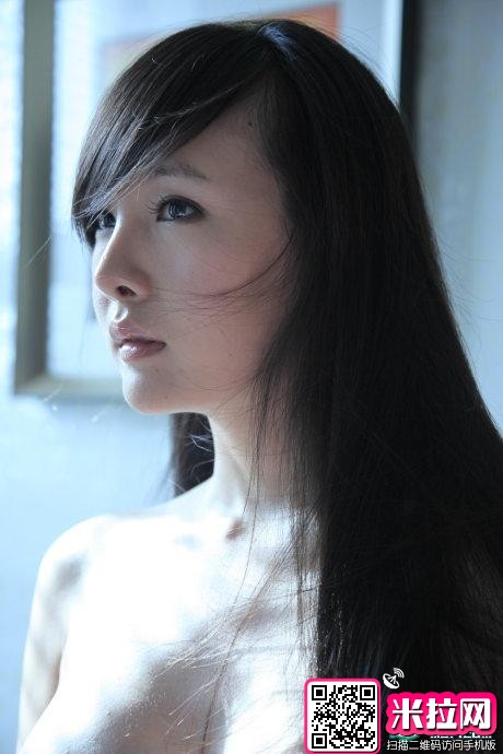 干露露寫(xiě)真拍攝花絮豪爽不遮掩 未修圖片露腋毛