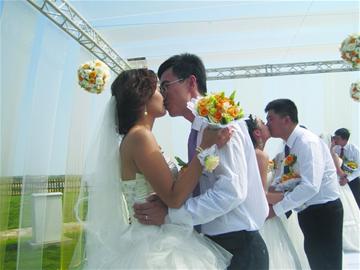青島8對(duì)一線(xiàn)工人海泉灣集體大婚 公司花12萬(wàn)包辦當(dāng)中秋賀禮