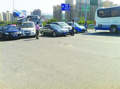 高速出口6車相撞 司機(jī)不愿快速理賠堵路1小時