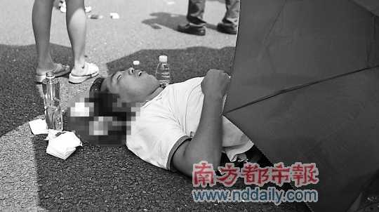 9月16日，失去意識(shí)的鄭軍波躺臥在地上。