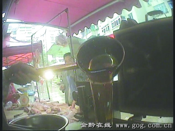 貴陽(yáng)多市場(chǎng)售致癌烤鴨油 店主稱(chēng)含多種草藥