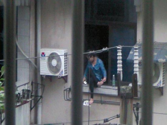 美女坐窗臺兩個多小時(shí)，不時(shí)拿起手機(jī)看幾眼，難道是要跳樓自殺？