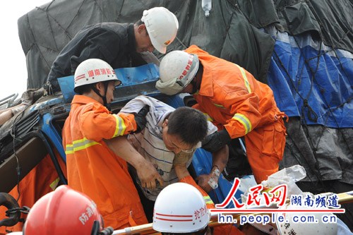 京珠高速湖南境內(nèi)22輛車(chē)追尾 多人傷亡