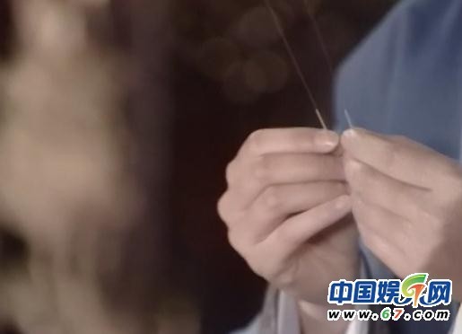 《新白娘子傳奇》經(jīng)典穿幫照:小青笑場傷不起