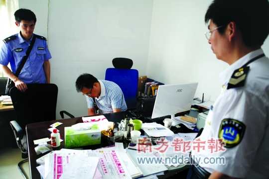 10月16日，工作人員在現(xiàn)場取證。 