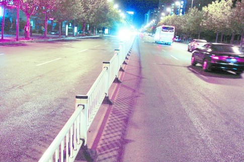 南京路中間的護(hù)欄，對(duì)阻止亂穿馬路、車輛亂掉頭起了一定作用。