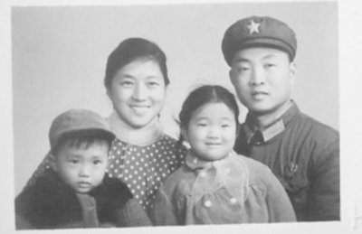 1971年12月4日的全家福，母親很漂亮