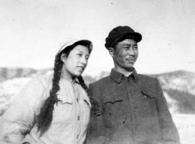 1953年，朝鮮戰(zhàn)爭結(jié)束后，父親歸國，這張父親像張豐毅。