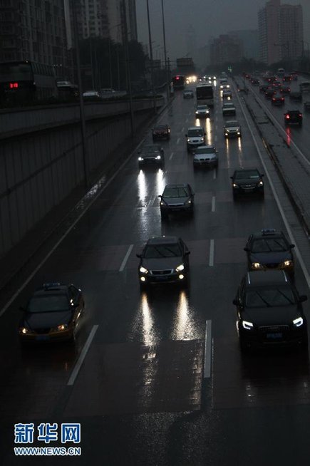 北京降雨烏云密布 下午兩點如同深夜