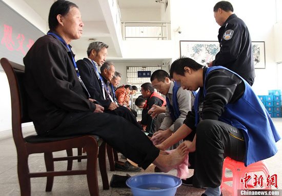 10月23日，重陽節(jié)，江蘇省儀征市看守所組織6名表現(xiàn)優(yōu)秀的在押人員和父母一起共度重陽節(jié)。6名犯人為父母洗腳、剪指甲，表感恩。