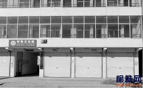 何集鎮(zhèn)何集衛(wèi)生院大門雖然敞開，但兩層近二十間病房空無一人。記者邊瑞攝