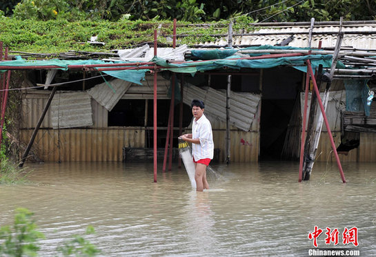 臺(tái)風(fēng)山神過(guò)境三亞大風(fēng)暴雨 市民街上下網(wǎng)捕魚