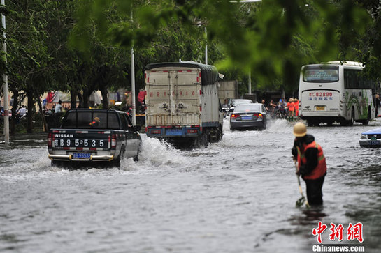 臺(tái)風(fēng)山神過(guò)境三亞大風(fēng)暴雨 市民街上下網(wǎng)捕魚