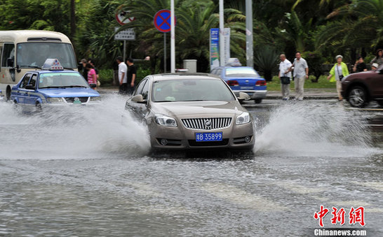 臺(tái)風(fēng)山神過(guò)境三亞大風(fēng)暴雨 市民街上下網(wǎng)捕魚
