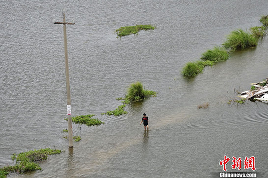 臺(tái)風(fēng)山神過(guò)境三亞大風(fēng)暴雨 市民街上下網(wǎng)捕魚