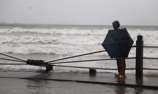 臺(tái)風(fēng)山神過(guò)境三亞大風(fēng)暴雨 市民街上下網(wǎng)捕魚