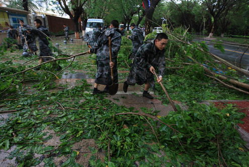 臺(tái)風(fēng)山神過(guò)境三亞大風(fēng)暴雨 市民街上下網(wǎng)捕魚