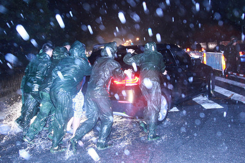 臺(tái)風(fēng)山神過(guò)境三亞大風(fēng)暴雨 市民街上下網(wǎng)捕魚