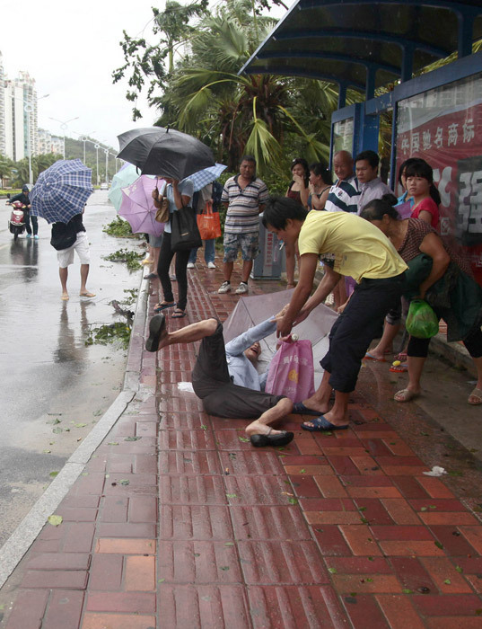 臺(tái)風(fēng)山神過(guò)境三亞大風(fēng)暴雨 市民街上下網(wǎng)捕魚