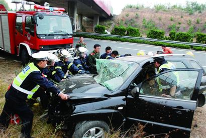 青蘭高速昨發(fā)車(chē)禍3人受傷 越野車(chē)嚴(yán)重變形