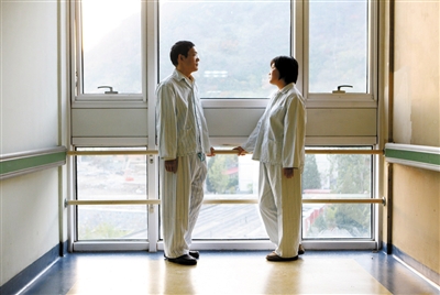 昨日，解放軍309醫(yī)院，丈夫田新丙和妻子蘇丹在病房走廊里聊天。