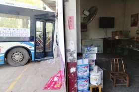 10月31日，株洲云龍示范區(qū)龍頭鋪鎮(zhèn)，T6路公交車與106路公交車發(fā)生追尾事故，106路公交車一頭撞上路邊的民居。圖/記者王偉