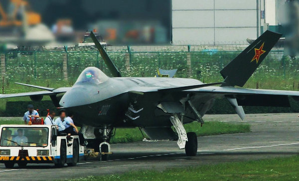 資料圖：牽引中的殲-20測試機(jī)。