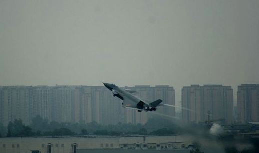 資料圖：殲-20戰(zhàn)機(jī)加力起飛，其機(jī)翼兩端出現(xiàn)兩道白色的渦流，感覺十分唯美。