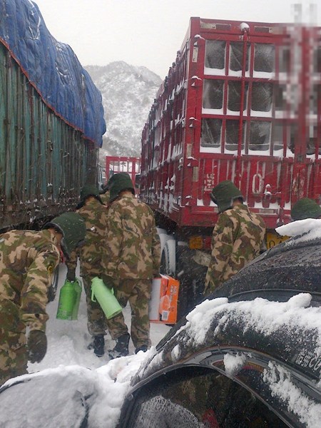 北京大雪高速積雪嚴重致?lián)矶?武警給司機送飯