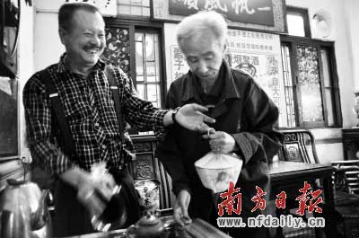 蔡松合(左)與司徒明老人。王樂 攝