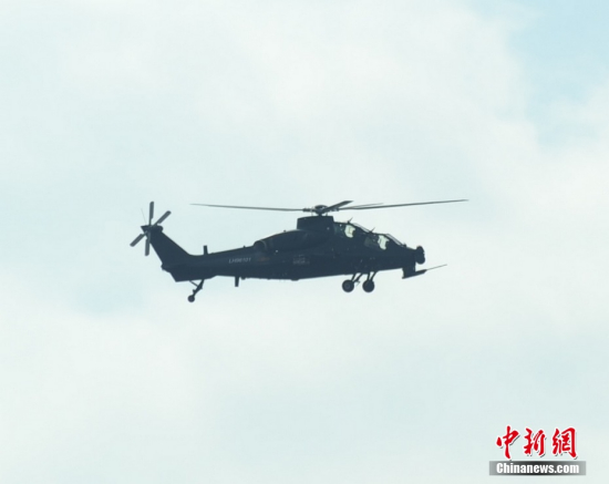 武直10現(xiàn)身珠海航展上空。陳海峰攝