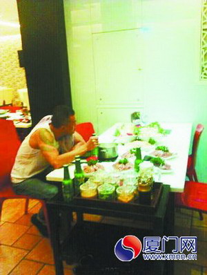 “豬肝哥”獨(dú)坐餐桌前，面前擺了5盤豬肝。