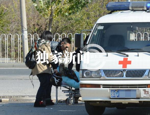 愛(ài)戴與神秘男騎機(jī)車狂飆出車禍 倒地不起電話求救