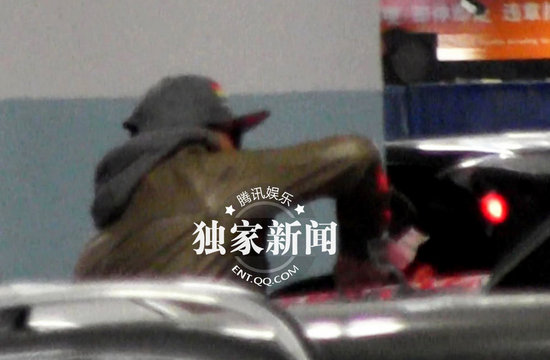 好聲音學(xué)員關(guān)喆機(jī)場(chǎng)現(xiàn)身 豪車豪宅彰顯身份