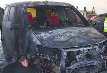 青島市民新購(gòu)面包車半年就自燃 車頭面目全非