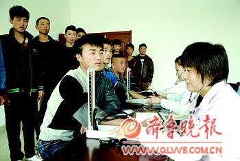 適齡青年正在體檢。本報記者黃廣華攝