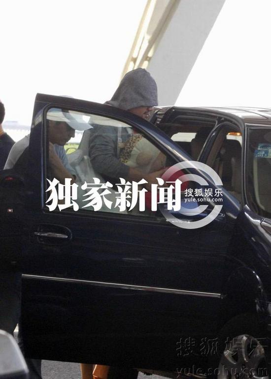 好聲音學員走穴忙 李代沫抱枕賣萌丁丁名牌傍身