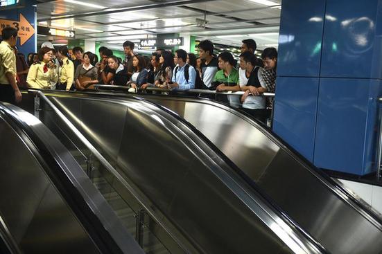 廣州地鐵故障 乘客自行開(kāi)車門隧道中摸黑出站