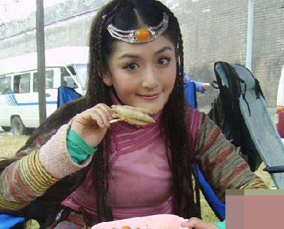 謝娜首次登臺照曝光 嬰兒肥如小胖妞眉清目秀