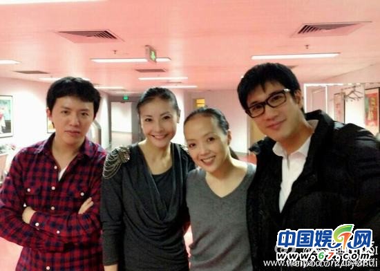 王力宏李云迪親密看電影被抓現(xiàn)行 網(wǎng)友呼：出柜吧！