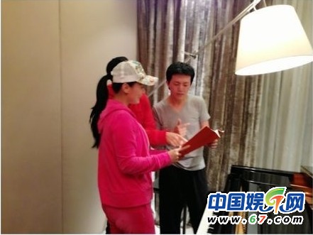 王力宏李云迪親密看電影被抓現(xiàn)行 網(wǎng)友呼：在一起！