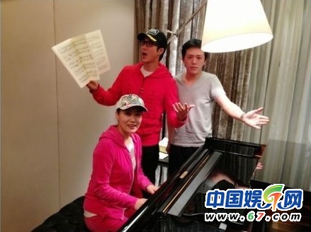 王力宏李云迪親密看電影被抓現(xiàn)行 網(wǎng)友呼：在一起！