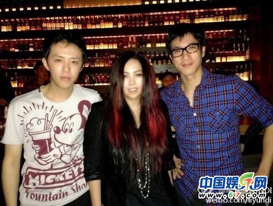 王力宏李云迪親密看電影被抓現(xiàn)行 網(wǎng)友呼：在一起！